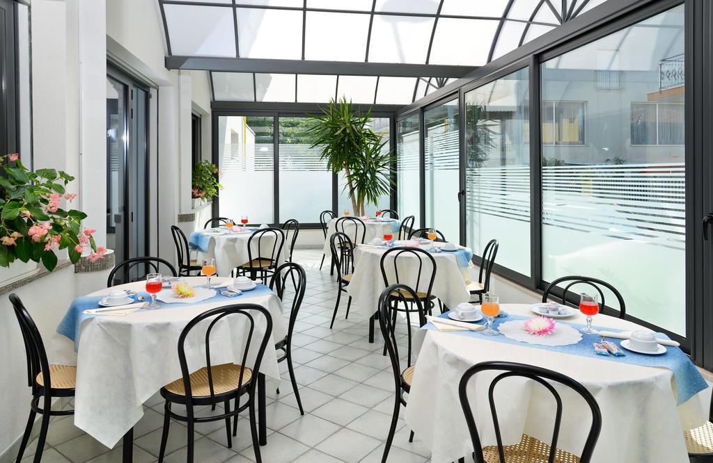 Hotel Ciondolo D'Oro リミニ エクステリア 写真