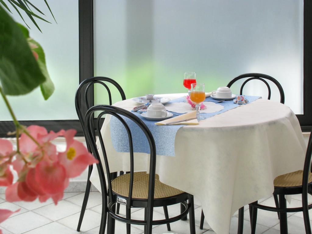 Hotel Ciondolo D'Oro リミニ エクステリア 写真