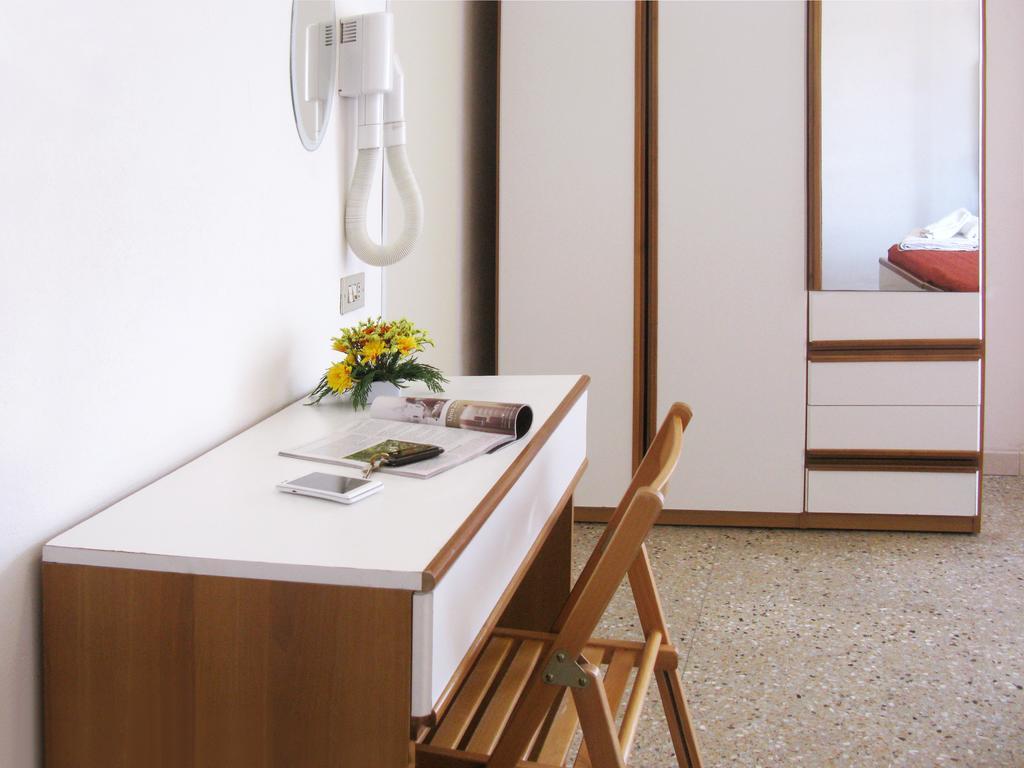Hotel Ciondolo D'Oro リミニ エクステリア 写真