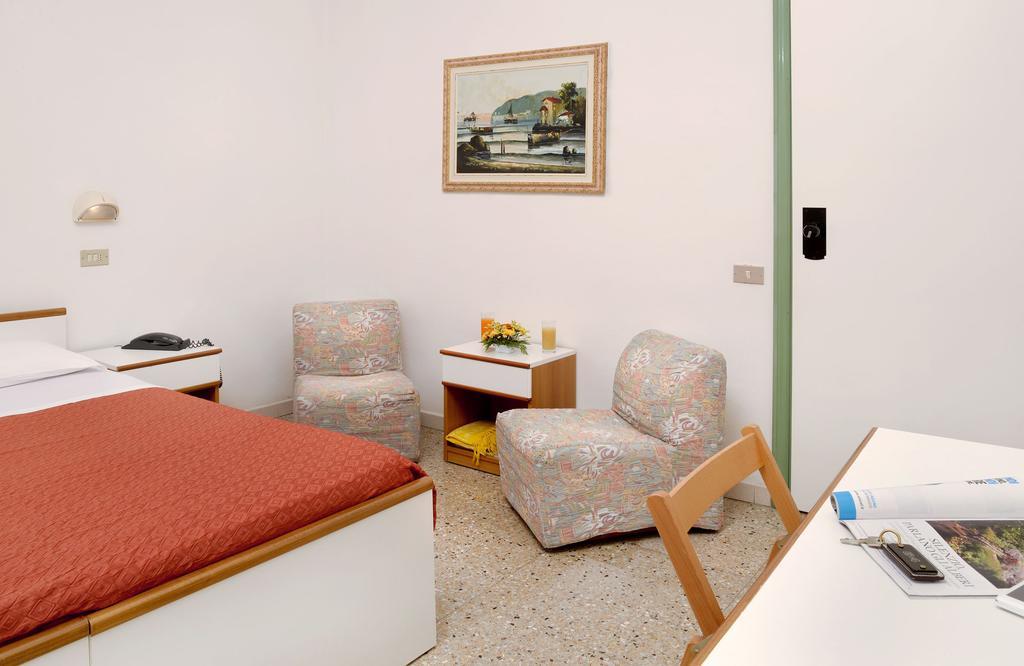 Hotel Ciondolo D'Oro リミニ エクステリア 写真